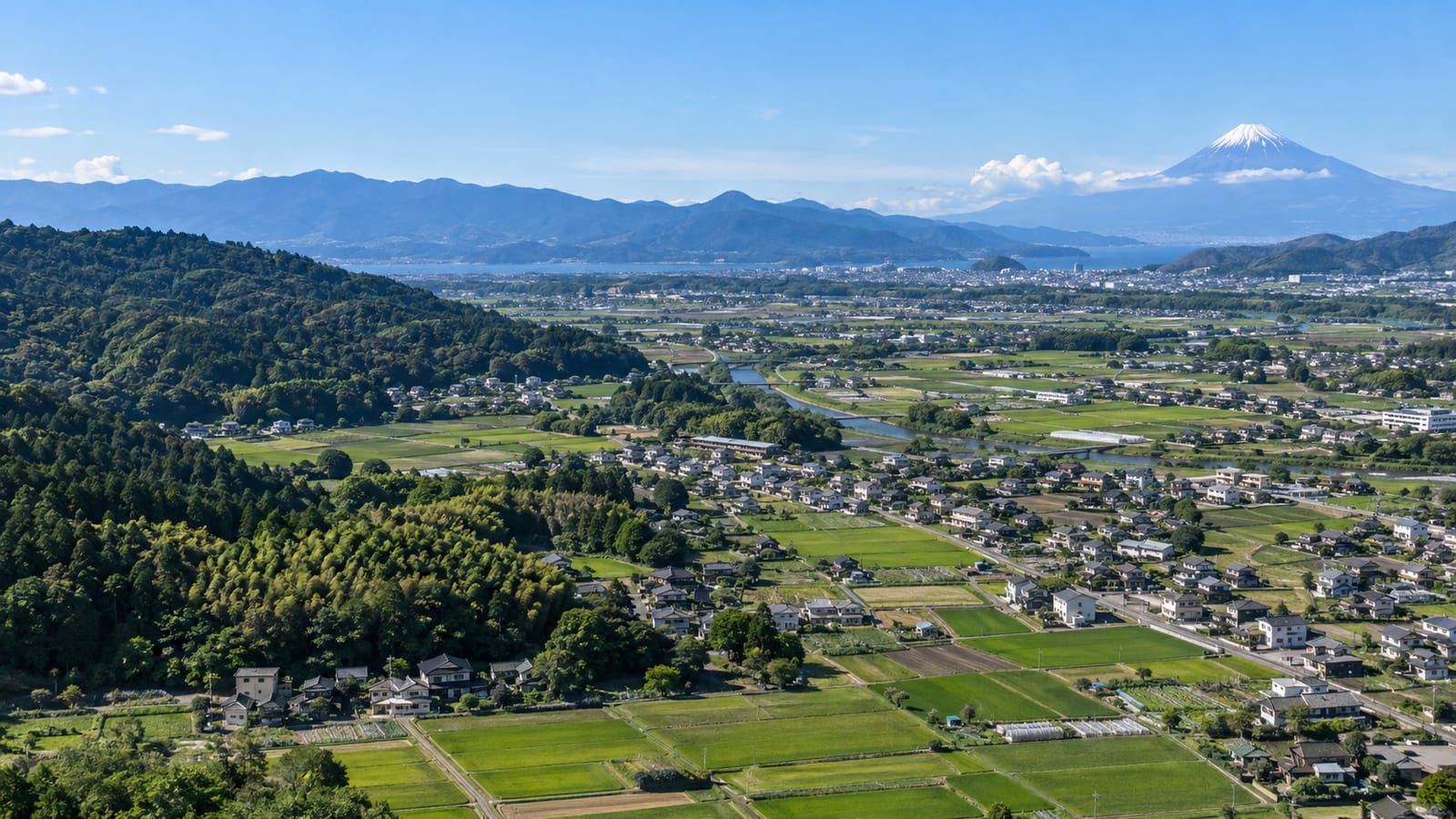 田園と住宅地、その先に広がる山並みのイメージ
